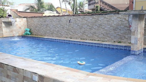 Aluga casa 3 dorm, com uma linda piscina c/ cascata adulto e crianças