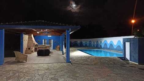 Área churrasqueira e piscina noturno