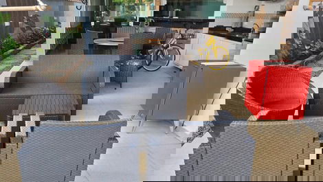 Sofá, frigobar,mesa de seis lugares ,3 bicicletas a disposicao