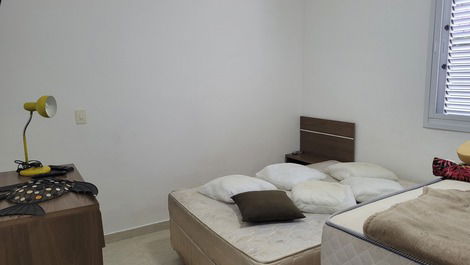 Quarto da suíte 1 térrea com duas camas de casal ,dois colchões de solteiro e cokchoes inflaveis