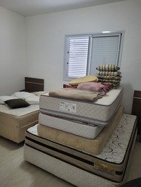Quarto da suíte 1 térrea com duas camas de casal ,dois colchões de solteiro e cokchoes inflaveis