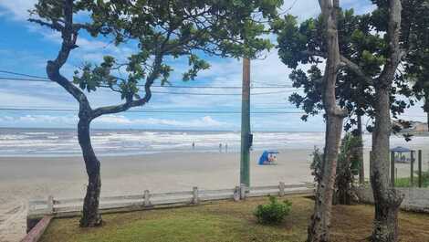 Linda casa pé na areia com vista espetacular do mar.