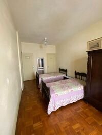 Apartamento junto al mar de 2 habitaciones para alquiler por temporada en el centro de Pitangueiras - Guarujá