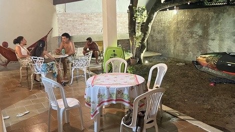 Varanda e área gourmet - espaço para festas, refeições e descanso