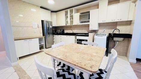 Apartment with 4 bedrooms, 5 air conditioning, close to Russi shopping mall.