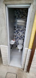 Lavabo na area externa ao lado da piscina. 