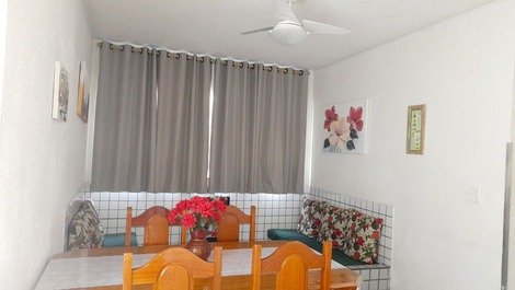 Sala de estar conjugada com sala de jantar com ventilador de teto, redes de proteção nas janelas, wifi e smartv 24".