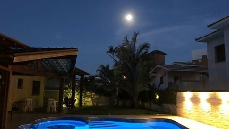 Noite com lua cheia na piscina