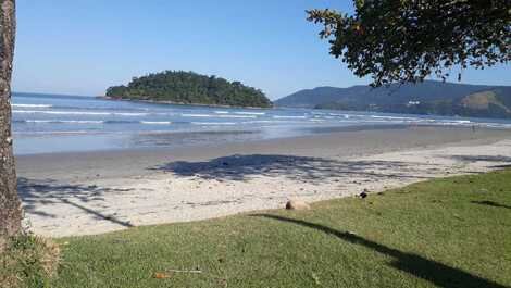 A ilha do pontal em frente à praia do sapê! aguas tranquilas e transparentes!