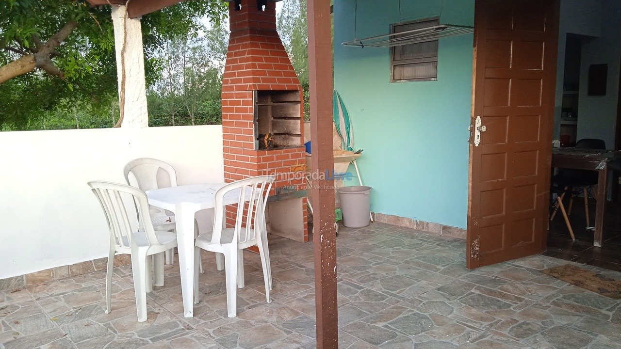 Casa para aluguel de temporada em Ilha Comprida (Av Moreira Sales)