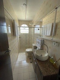 Amplo banheiro social 