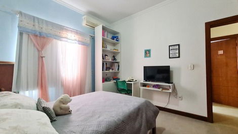 Quarto com  cama de casal, ar condicionado e ventilador de teto 