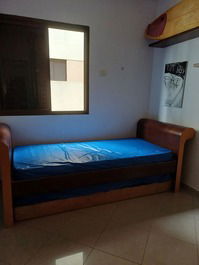 Quarto com 2 camas de solteiro !