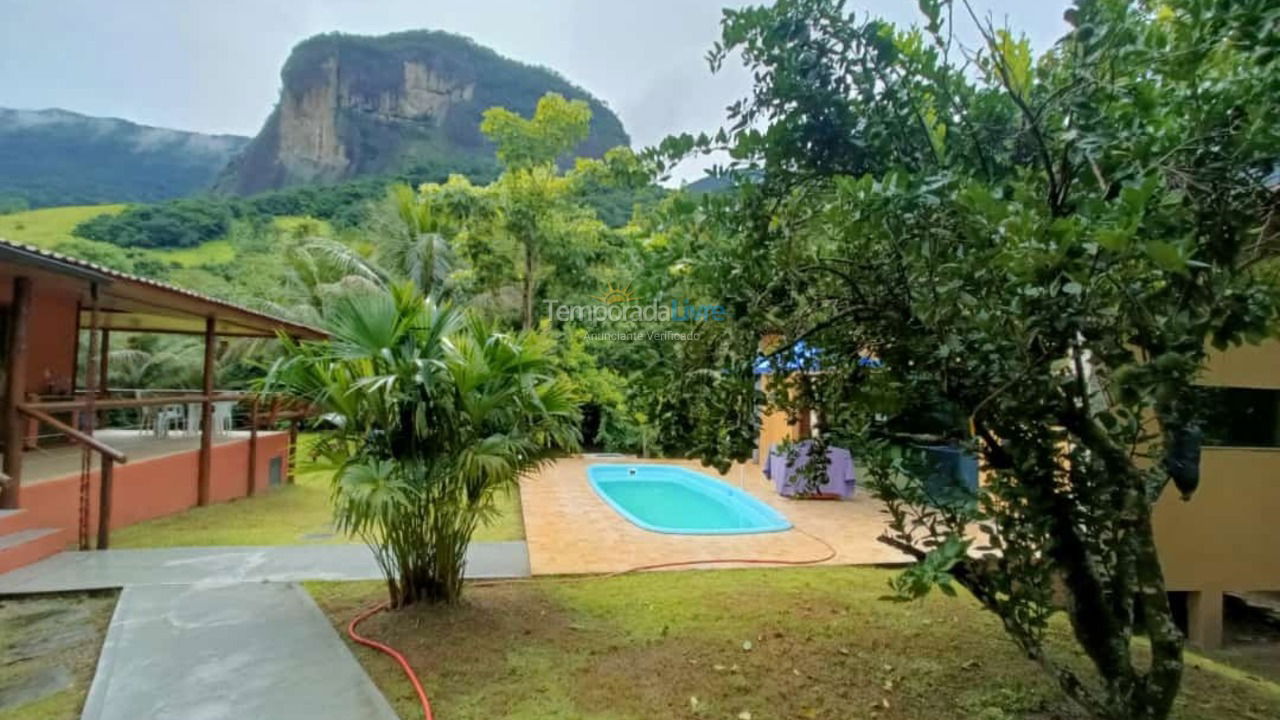 Granja para alquiler de vacaciones em Macaé (Serra da Cruz)