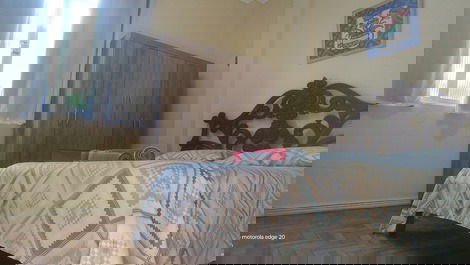 Quarto 2 cama de casal e cama de.solteiro com roupa de cama e toalhas