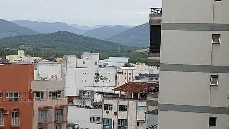 Vista da janela da sala - canal e montanhas