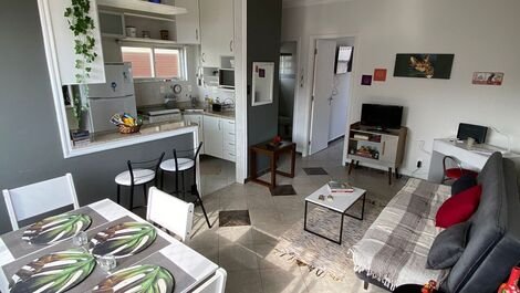 Vista da sala com a cozinha e balcão