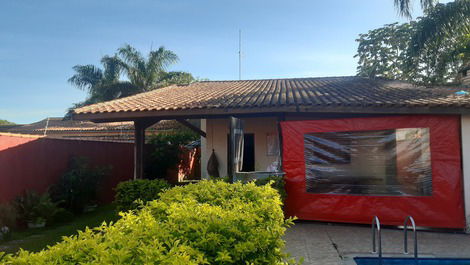 Toldo na varanda para ser utiizado quando chover.