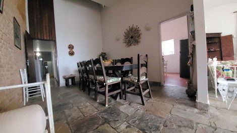 Sala de jantar com vista do corredor dos quartos à esquerda e porta da cozinha