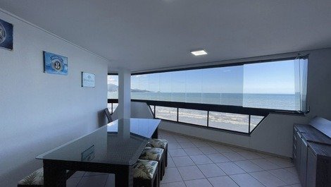 Lindo Apartamento frente mar em Meia Praia