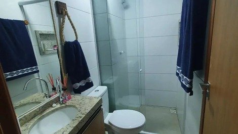 Banheiro com chuveiro elétrico 