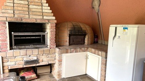 Area gourmet - churrasqueira forno lenha e geladeira