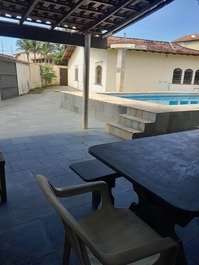 Spacious, comfortable house with pool, close to the beach