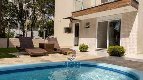 Incrível casa com piscina no Mariscal!