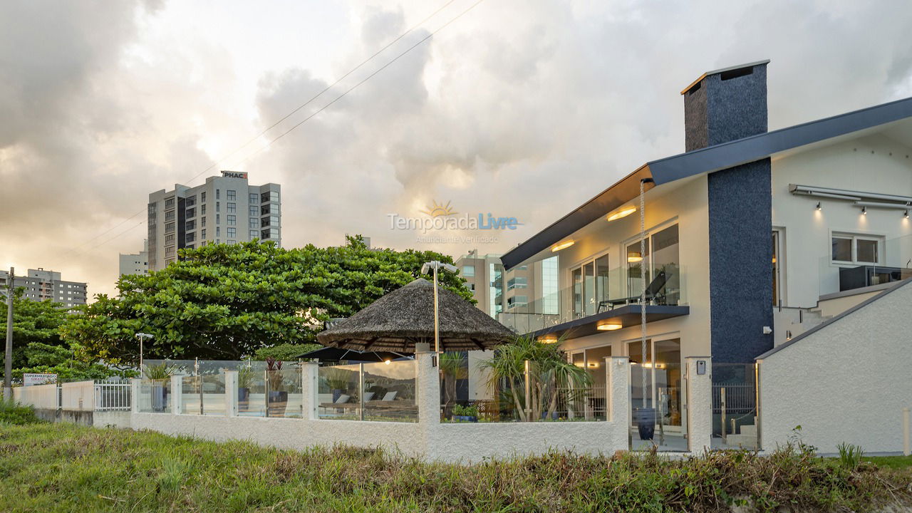 Casa para alquiler de vacaciones em Porto Belo (Praia do Pereque)