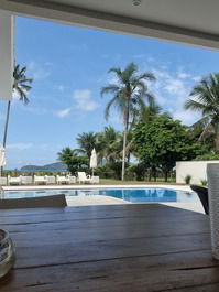 House facing the sea in condominium