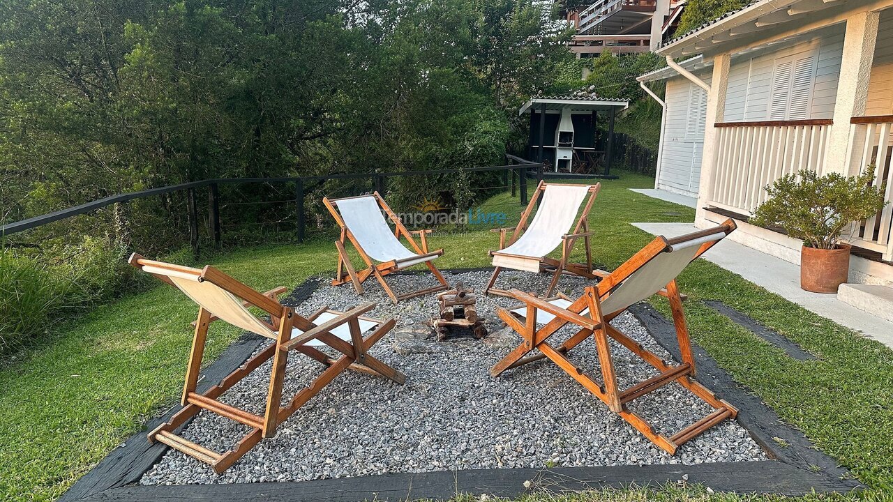 Casa para aluguel de temporada em Campos do Jordão (Capivari)