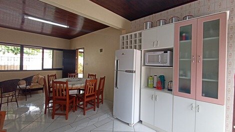 Acogedora casa, 5 habitaciones con aire, a 50 metros del mar de Lagoinha
