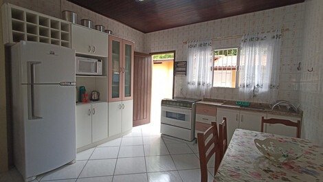 Acogedora casa, 5 habitaciones con aire, a 50 metros del mar de Lagoinha