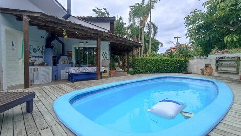 Excelente casa con piscina, área gourmet y 6 aires acondicionados