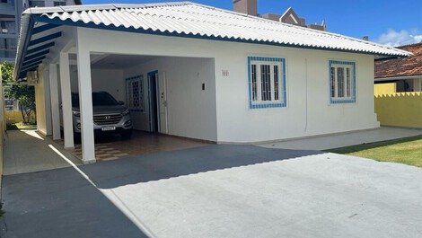 Beautiful house with air conditioning, 50 meters from the beach