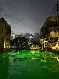 Vista noturna da àrea da piscina