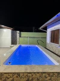 Casa com piscina na praia da Massaguaçu em Caraguatatuba