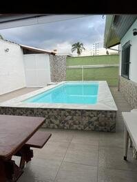 Casa con piscina en la playa de Massaguaçu en Caraguatatuba