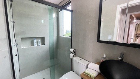 Banheiro principal com banho.