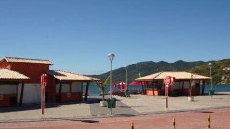 Só atravessar a rua e está na praia com quiosque 