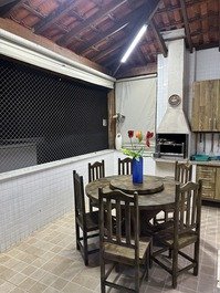 Área de lazer com varanda gourmet e churrasqueira com grill giratório