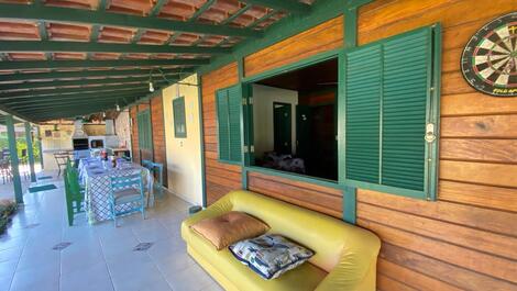 CASA CONFORTÁVEL E SEGURA COM PISCINA EM CONDOMÍNIO FECHADO
