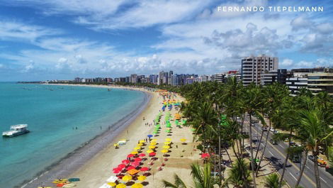 Praia em frente ao edificio .