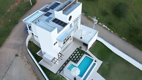 Lujosa casa moderna con piscina en la montaña.