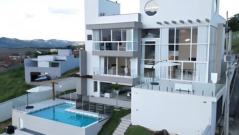 Lujosa casa moderna con piscina en la montaña.