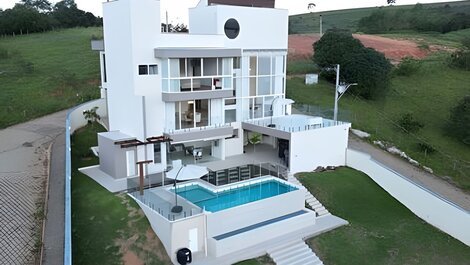 Luxuosa casa moderna com piscina nas montanhas