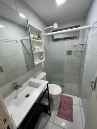 Banheiro social com chuveiro de água quente  e ducha higiênica 
