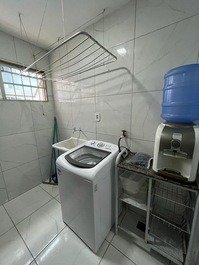 Área de serviço com máquina de lavar roupa