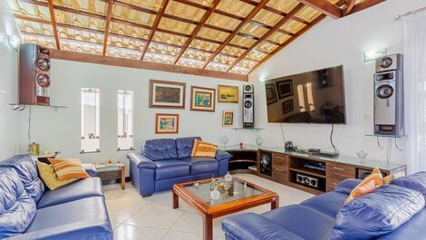 House 7 Bedrooms 50m from the Beach with Maid Included, Guarajuba