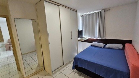 Quarto 2 - suite com cama de casal + televisão + guarda-roupa + espelho 